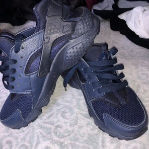 Navy blue kids Nike Huarache